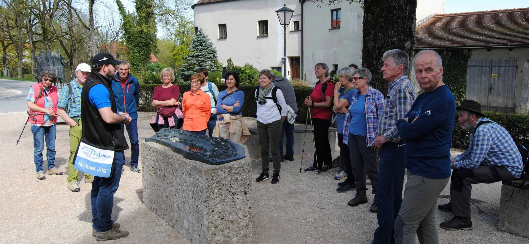 © DAV Gangkofen Herr Jilg erklärt am Relief den Aufbau der Burganlage © DAV Gangkofen Herr Jilg erklärt am Relief den Aufbau der Burganlage