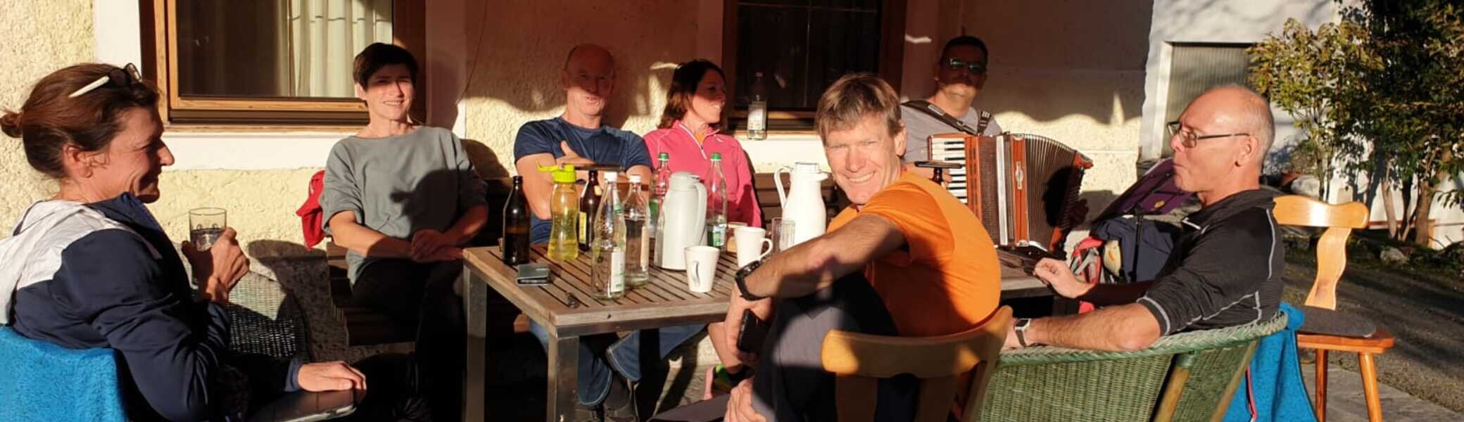 © (DAV Gangkofen) Kaffee und Kuchen auf der Terrasse