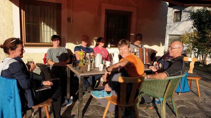 © (DAV Gangkofen) Kaffee und Kuchen auf der Terrasse