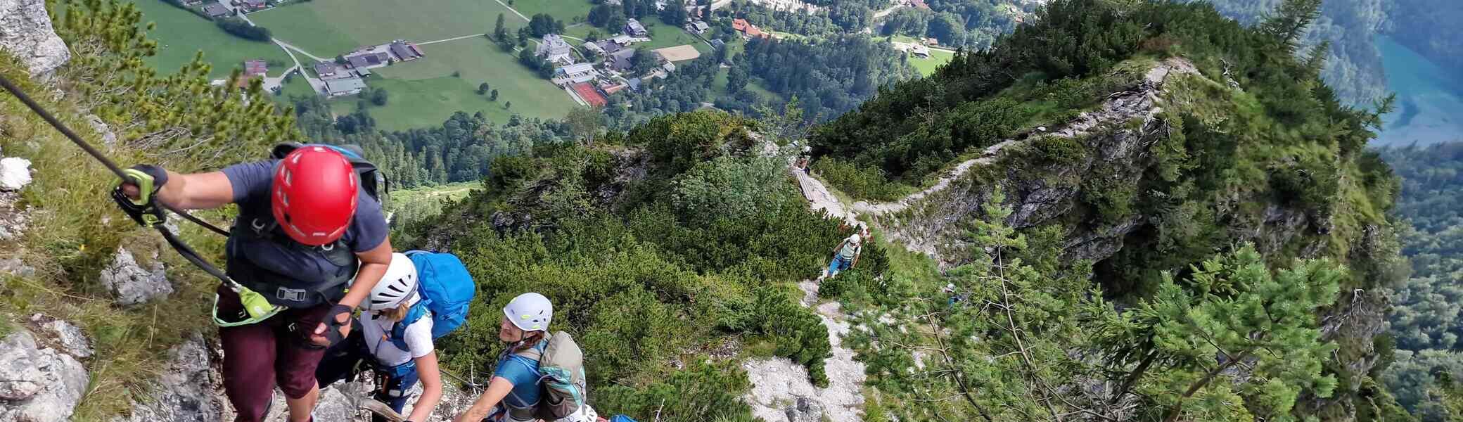 © (DAV Gangkofen)  Am Ende des Klettersteigs führt ein seilversicherter Steig noch ein gutes Drittel des Gesamtwegs hoch zum Gipfel