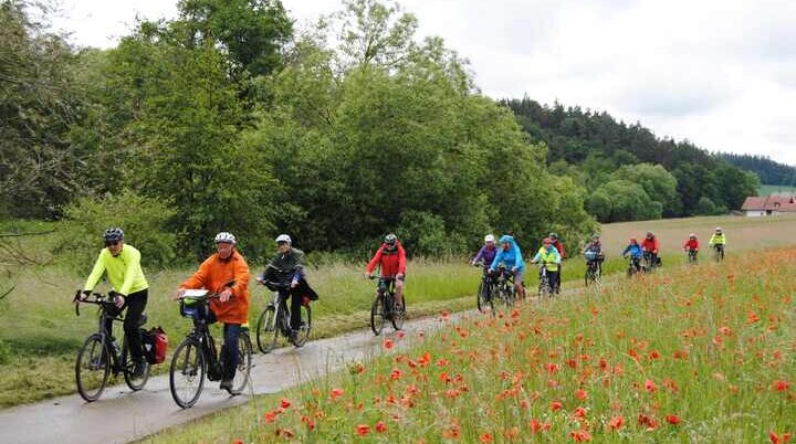 © (DAV Gangkofen) Auf dem Radweg durchs Aichbachtal