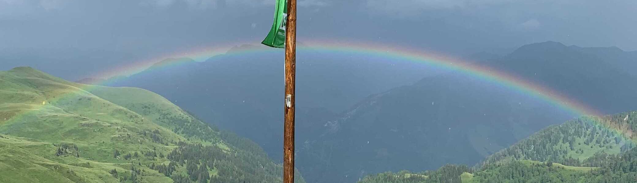 © Klaus Mölzl "Hüttenfahne mit Regenbogen am Nachmittag"