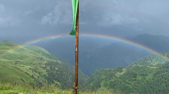 © Klaus Mölzl "Hüttenfahne mit Regenbogen am Nachmittag"