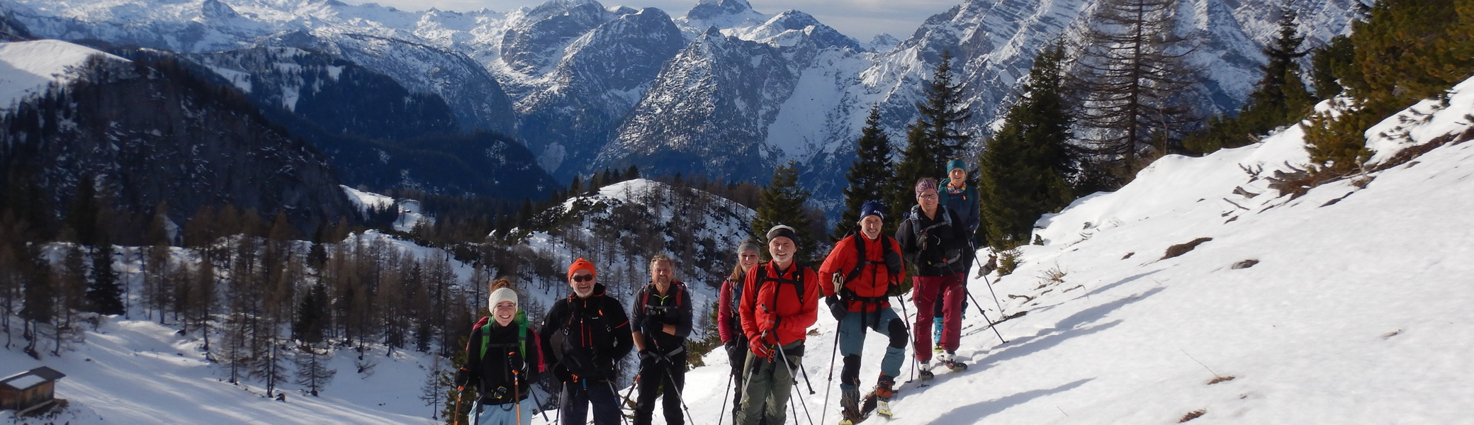 © (DAV-Gangkofen) Gruppe kurz vor dem Stahlhaus, im Hintergrund Steinerne Meer (links) und Watzmann (rechts)