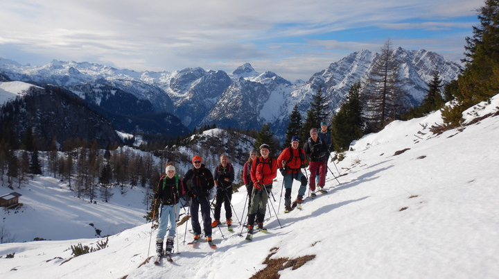 © (DAV-Gangkofen) Gruppe kurz vor dem Stahlhaus, im Hintergrund Steinerne Meer (links) und Watzmann (rechts)